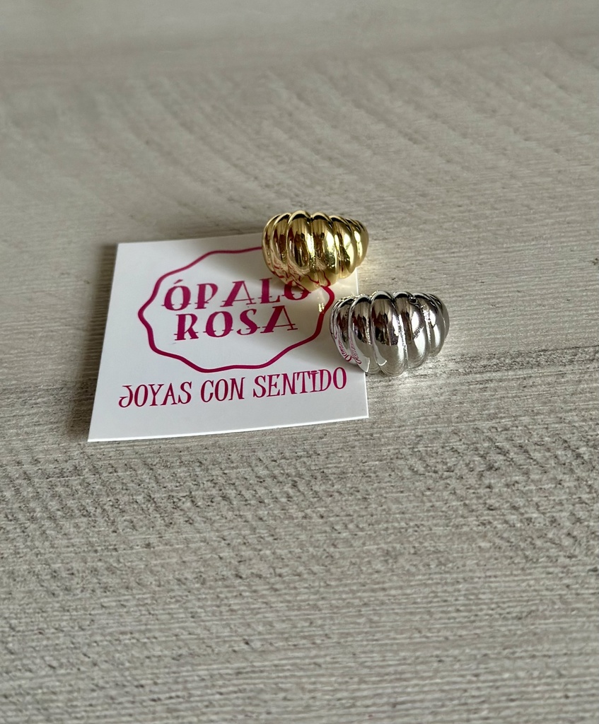 Earcuff coral.